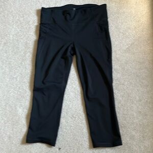 Gap medium black crops